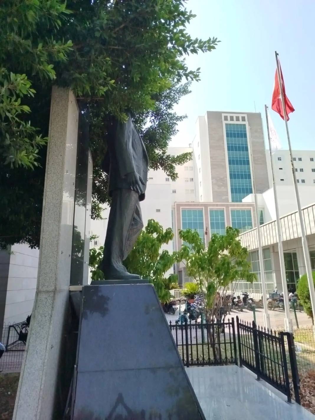 Antalya’da Atatürk Heykeli Ağaçların Arasında Kayboldu 2
